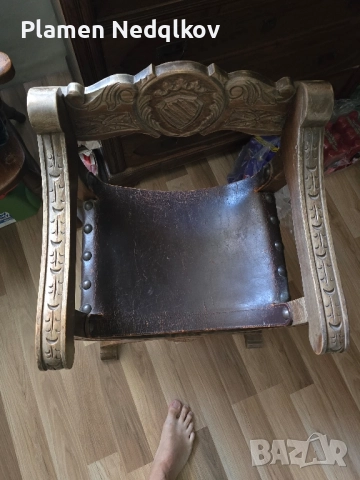 Старо столче,седалка кожа със подлакътници 