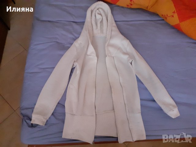 Бяло яке с качулка