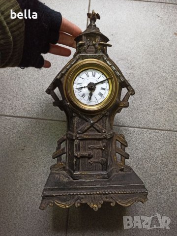Много стар антикварен каминен часовник ,порцеланов циферблат ,нужна му е профилактика ,сверяването с