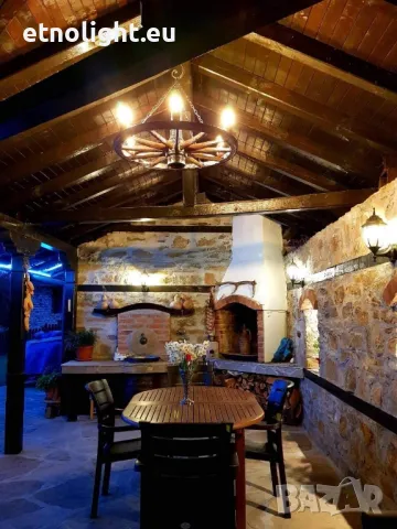 Полилеи, осветление от автентични реставрирани колела от каруца с дървени чашки , снимка 8 - Полилеи - 49455496