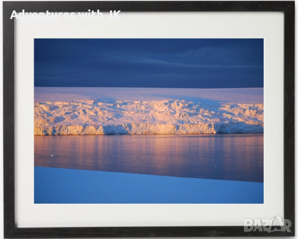 Авторски фотопринт "Ледници в Антарктика" в черна рамка с размер 40x50 см от MDF с паспарту