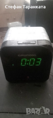 Радио приемник, часовник и аларма.