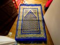 турско молитвено килимче, килимче за молитва за Намаз - бежов фон с сини и златни орнаменти