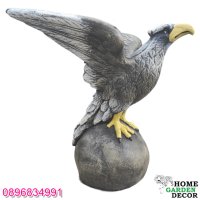 Орел върху топка статуя от бетон в кафяв цвят, снимка 1 - Градински мебели, декорация  - 40697389
