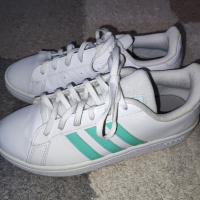 дамски обувки adidas, снимка 1 - Кецове - 44876952
