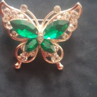 Много красива брошка "Пеперуда със зелени камъчета", снимка 1 - Колиета, медальони, синджири - 34859959