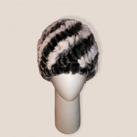 Дамска шапка от естествен косъм на чинчила в черно и бяло, снимка 1 - Шапки - 35224361