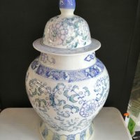 Стара порцеланова ваза с капак, снимка 1 - Вази - 40195311