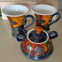 Продавам комплект от 2 ръчно рисувани керамични чаши плюс захарница с капак от Danko Pottery, снимка 2 - Други - 43779262