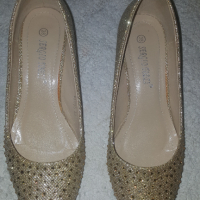 Златисти дамски обувки среден ток с камъни № 38, снимка 1 - Дамски обувки на ток - 36454801