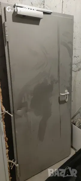 Продавам нови  Метални Противопожарни Врати за мазета складове вили, снимка 1