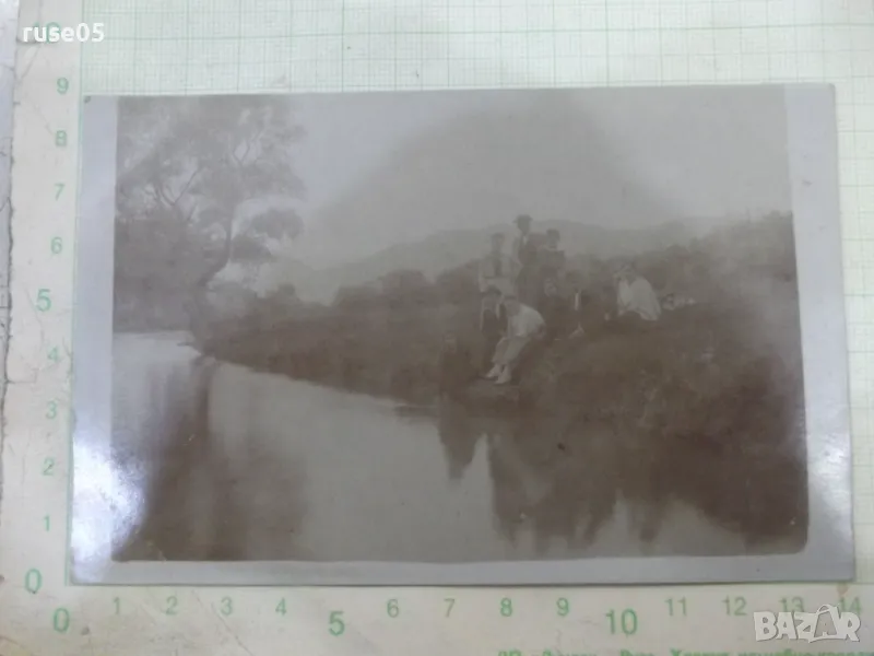 Снимка стара с приятели на брега на реката, снимка 1