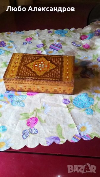 Стара дървена гравирана кутия., снимка 1
