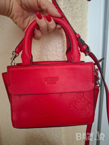 Оригиналта  чанта Guess червена 
