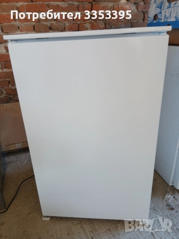 Малък хладилник с горна камера може и за вграждане. 