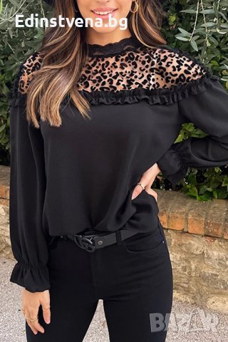 Дамска блуза в черен цвят с ефектно деколте