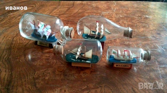 Сувенирен кораб - макет в стъклена бутилка на декоративна дървена поставка