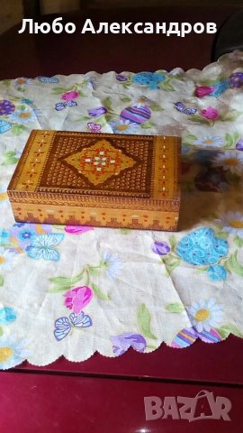 Стара дървена гравирана кутия., снимка 1 - Колекции - 38260613