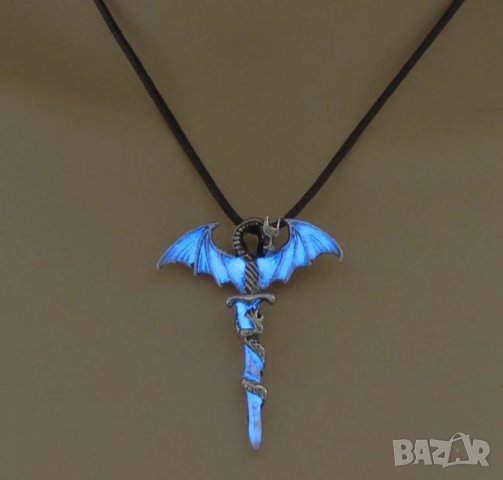 Светещ в тъмното Дракон увит около меч House of the Dragon (🏡🐲) колие с кожен синджир., снимка 4 - Колиета, медальони, синджири - 27379315