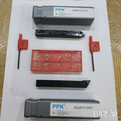 Комплект 2 стругарски ножа 12 мм. с 10 пластини DCMT070204 и ключ, снимка 1 - Други инструменти - 32833126