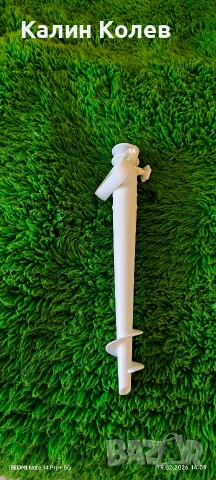 Плажен чадър и поставка за забиване към него 