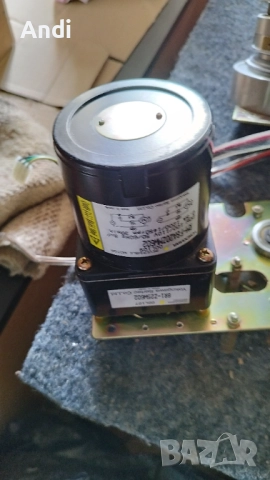 Yokogawa RM-F8A20ZMW602 Реверсивeн ел. двигател и редукция 8R1-Z25W602, снимка 2 - Електродвигатели - 52830505