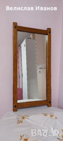 Огледало за стена с масивна дървена рамка в отлично състояние.