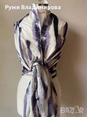Бял шал с лилави мотиви с 50 % вълна и 50 % коприна, Beck Sondergaard, снимка 2 - Шалове - 52821233