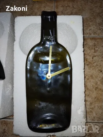 Часовник сплескана бутилка с метални цифри

