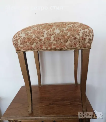 Една прекрасна старинна табуретка, която  е със страхотно красива дамаска. , снимка 2 - Дивани и мека мебел - 49648128