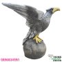Орел върху топка статуя от бетон в кафяв цвят
