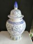 Стара порцеланова ваза с капак, снимка 1 - Вази - 40195311