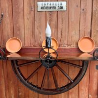 Лампа рафт-етажерща от колело на каруца