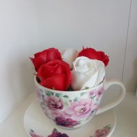 Комплект за подарък голяма чаша с чинийка и 5броя ароматни сапунени рози, снимка 6 - Декорация за дома - 37236736