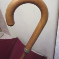  Стар чадър цвят бордо с бродиран кон и дървена дръжка, снимка 5 - Други ценни предмети - 28951046