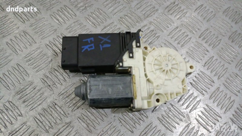 Моторче стъклоповдигач врата VW Golf 4 1999г.(предна дясна)	, снимка 1