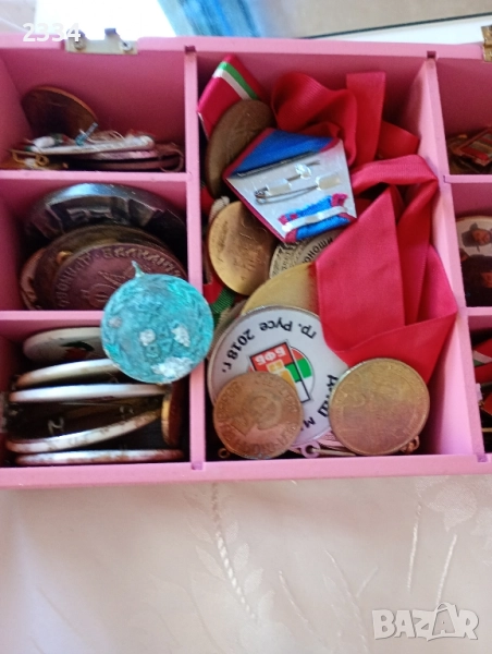 Кутия с медали плакети значки, снимка 1