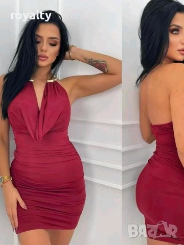 Червена сатенена рокля със секси деколте