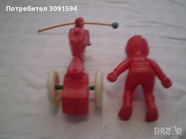 Ретро играчка моторист с мотор червена твърда пластмаса, снимка 9 - Други ценни предмети - 43906757
