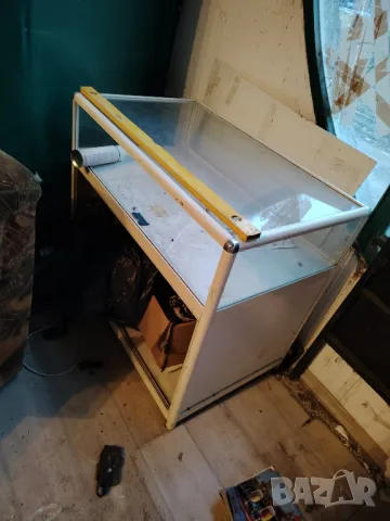 щанд алуминиев със стъкло