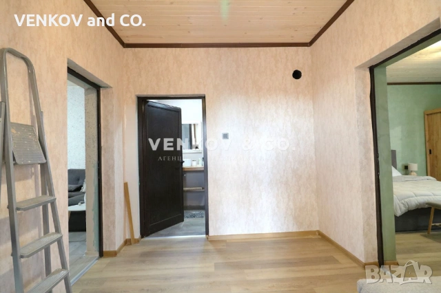 НА МЕТРИ ОТ СПИРКА, ПЛОЩАД И УЧИЛИЩЕ!! АСФАЛТОВ ПЪТ!! ГОТОВА ДО КЛЮЧ С ЧИСТО НОВ ПОКРИВ!! РАВЕН ДВОР, снимка 12 - Къщи - 53247317