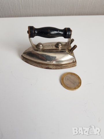 Миниатюрна ютия работеща на 130 волта