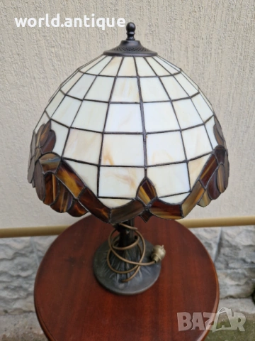 Прекрасна голяма настолна лампа Тифани , снимка 3 - Настолни лампи - 53063180