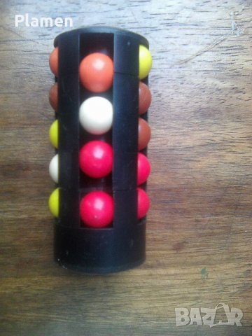Стара българска играчка от социализма за нареждане топчетата по цветове подобна на Руби куб