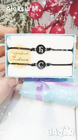 Комплект гривни със стоманени букви за двойки с дата вплетена в закопчалката двойка ръчна изработка 