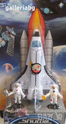 Метална космическа совалка с космонафти 