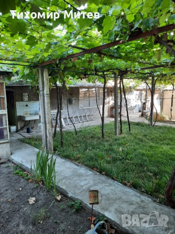 Продавам двуетажна къща с 2 гаража и допълнителни постройки, снимка 3 - Къщи - 51523131