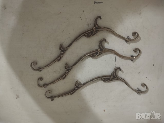 Три месингови апликации