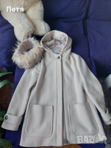 Дамско палто на марката Stradivarius.