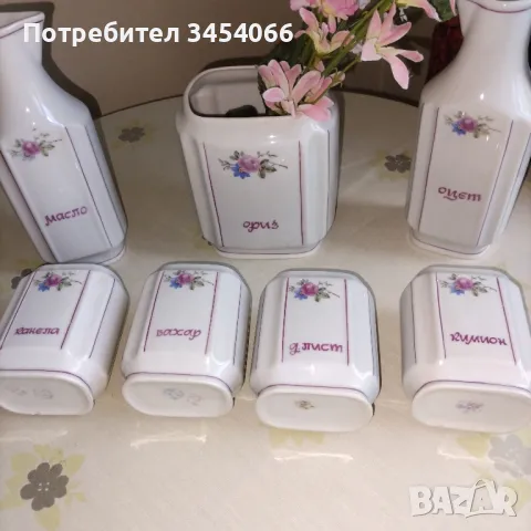 Порцелан - буркани за подправки. 